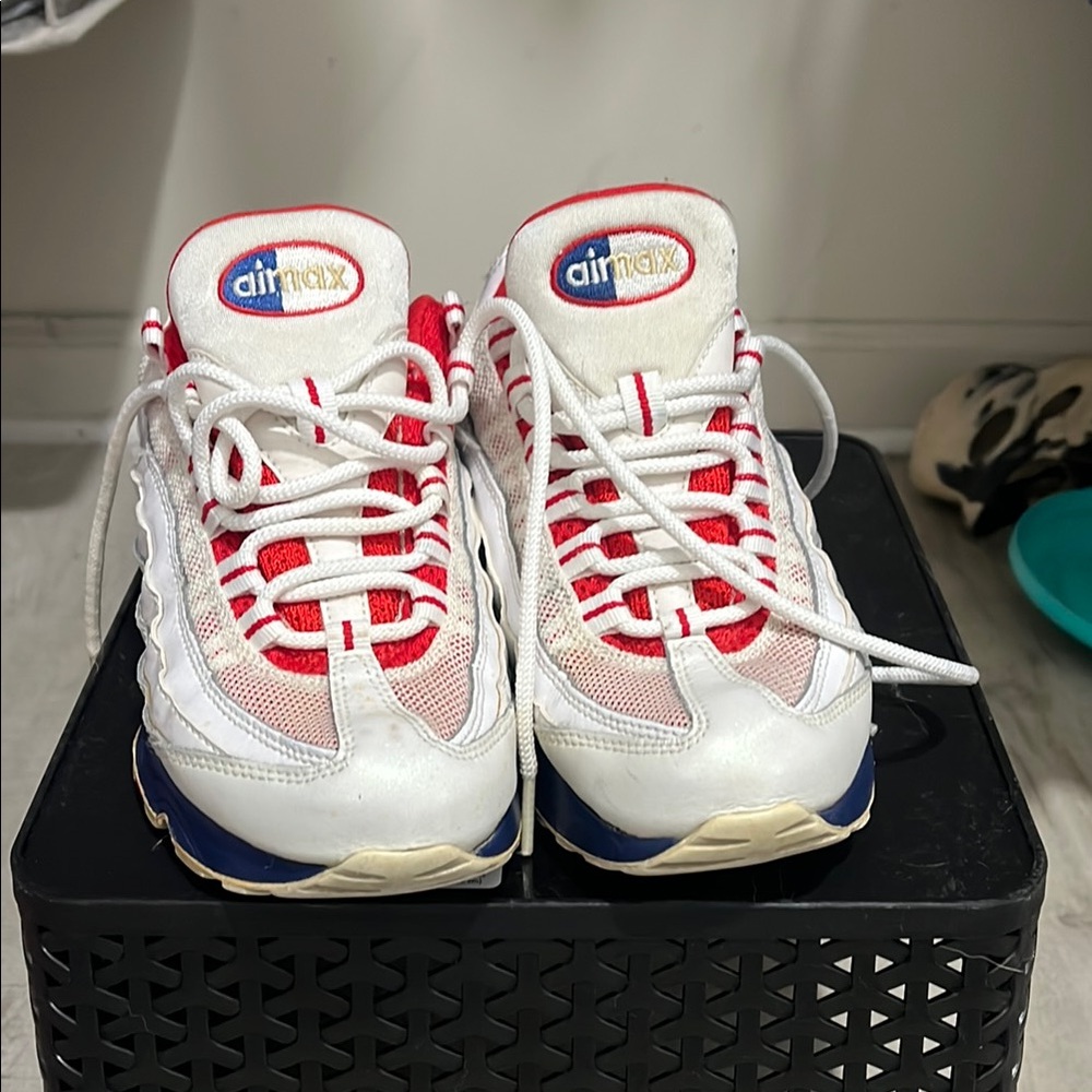 Nike White and Red Sneakers Classic Sporty Design